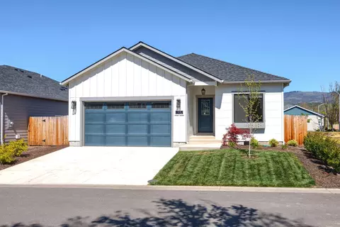 228 Christopher Way, Talent, OR 97540