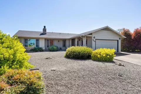 807 W 1st St, Phoenix, OR 97535