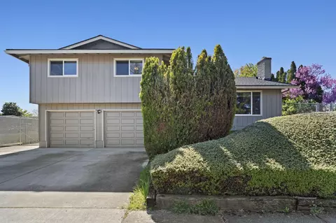 1443 Papago Dr, Medford, OR 97504