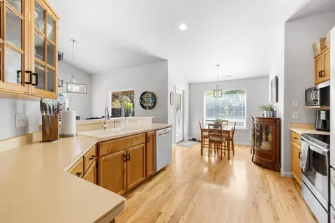 Kitchen - 537 Westminster Dr, Eagle Point, OR 97524 photo 1 of 3