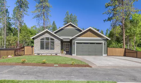 2524 Overland Dr, Grants Pass, OR 97527