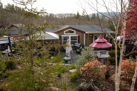 424 Old Ferry Rd, Shady Cove, OR 97539