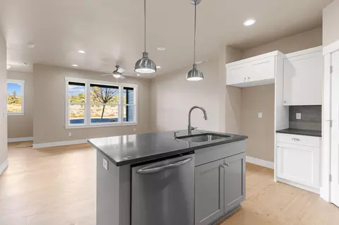 4173 SW 39th St #142, Redmond, OR 97756