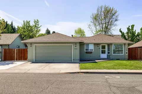 994 Forest Glen Dr, Central Point, OR 97502