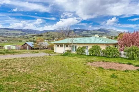 200 Staples Ln, Ashland, OR 97520