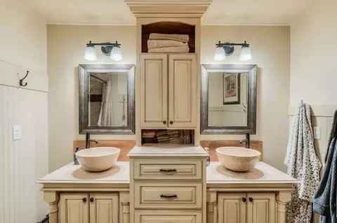 Bath - 56243 Solar Dr, Bend, OR 97707 photo 1 of 2