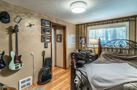 Bedroom - 56243 Solar Dr, Bend, OR 97707 photo 1 of 4