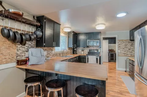 Kitchen - 56243 Solar Dr, Bend, OR 97707 photo 2 of 2