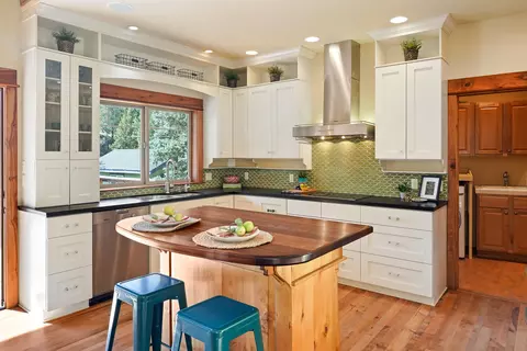 Kitchen - 20071 Beaver Ln, Bend, OR 97703 photo 3 of 6