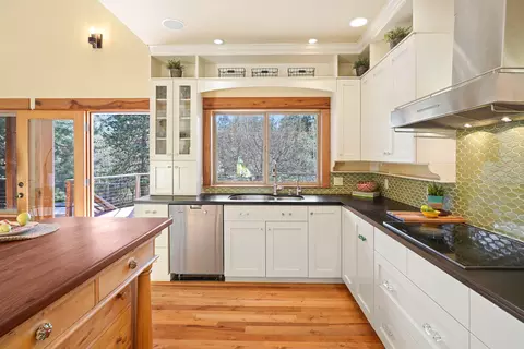 Kitchen - 20071 Beaver Ln, Bend, OR 97703 photo 4 of 6