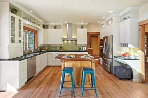 Kitchen - 20071 Beaver Ln, Bend, OR 97703 photo 2 of 6