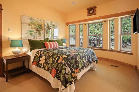 Bedroom - 20071 Beaver Ln, Bend, OR 97703 photo 1 of 8
