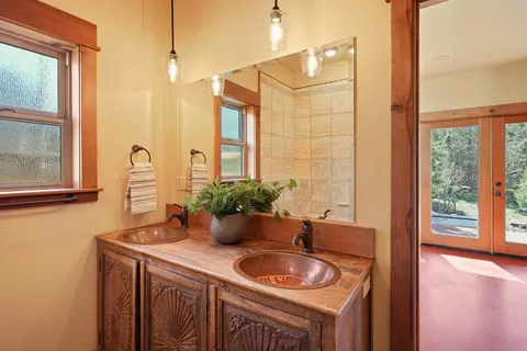 Bath - 20071 Beaver Ln, Bend, OR 97703 photo 3 of 7