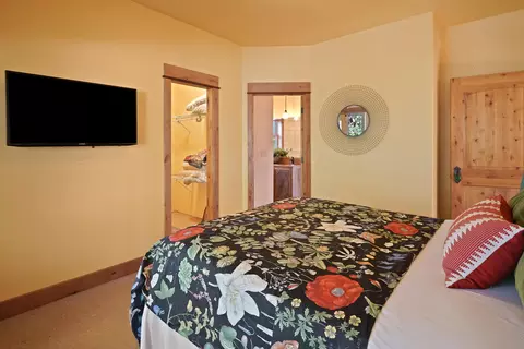 Bedroom - 20071 Beaver Ln, Bend, OR 97703 photo 2 of 8