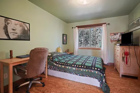 Bedroom - 20071 Beaver Ln, Bend, OR 97703 photo 5 of 8