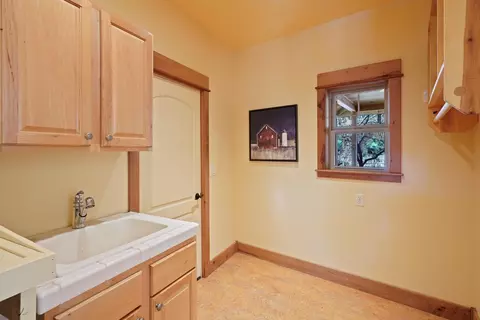 Bath - 20071 Beaver Ln, Bend, OR 97703 photo 5 of 7
