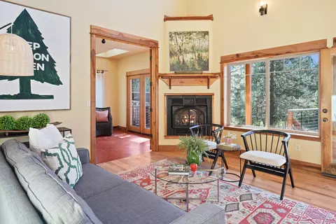 Living - 20071 Beaver Ln, Bend, OR 97703 photo 2 of 6