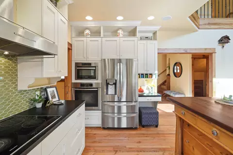 Kitchen - 20071 Beaver Ln, Bend, OR 97703 photo 6 of 6