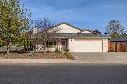 9 Chantrell Ct, Eagle Point, OR 97524