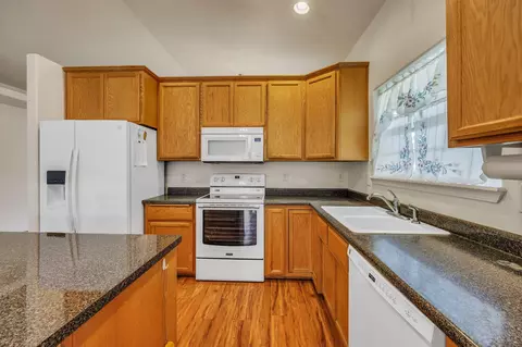 Kitchen - 9 Chantrell Ct, Eagle Point, OR 97524 photo 2 of 3