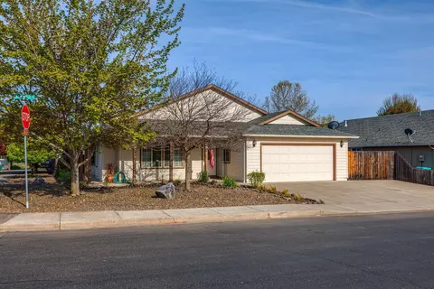 Exterior - 9 Chantrell Ct, Eagle Point, OR 97524 photo 2 of 15