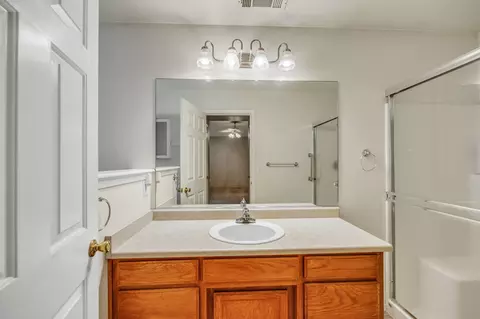 Bath - 9 Chantrell Ct, Eagle Point, OR 97524 photo 2 of 3