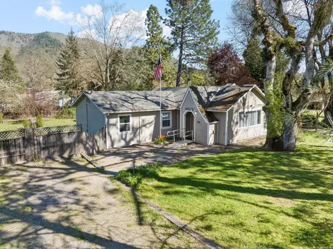 151 Homewood Rd, Grants Pass, OR 97527