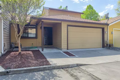 654 Golden Ln, Medford, OR 97504