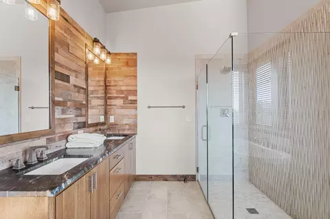 Bath - 22972 Ghost Tree Ln, Bend, OR 97701 photo 2 of 4