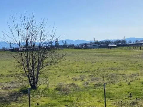 10750 Agate Rd, Eagle Point, OR 97524