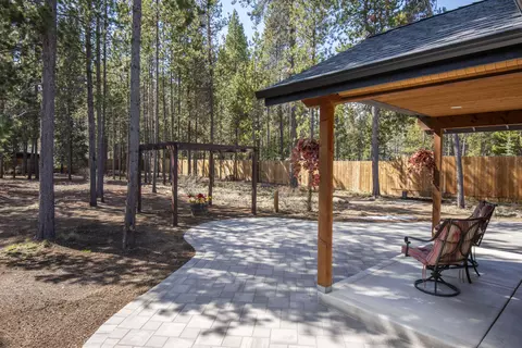 Exterior - 17209 Pintail Dr, Bend, OR 97707 photo 6 of 8