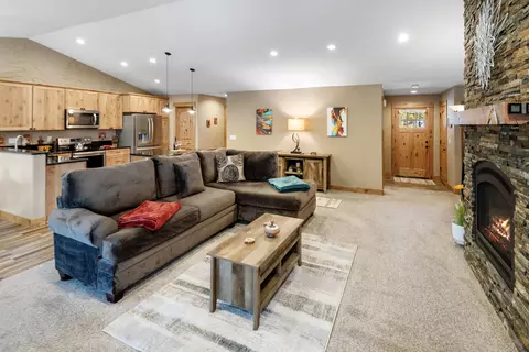 Living - 17209 Pintail Dr, Bend, OR 97707 photo 2 of 3