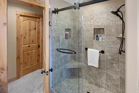 Bath - 17209 Pintail Dr, Bend, OR 97707 photo 2 of 5