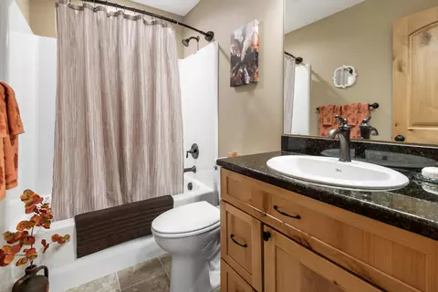 Bath - 17209 Pintail Dr, Bend, OR 97707 photo 4 of 5