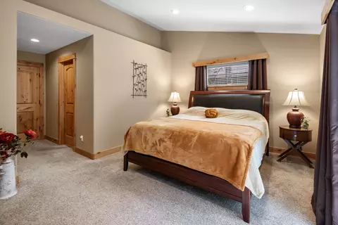 Bedroom - 17209 Pintail Dr, Bend, OR 97707 photo 2 of 2