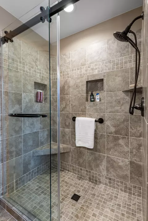 Bath - 17209 Pintail Dr, Bend, OR 97707 photo 3 of 5