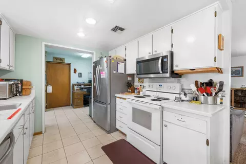 Kitchen - 3630 Hilsinger Rd, Phoenix, OR 97535 photo 2 of 4