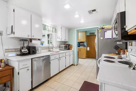 Kitchen - 3630 Hilsinger Rd, Phoenix, OR 97535 photo 1 of 4