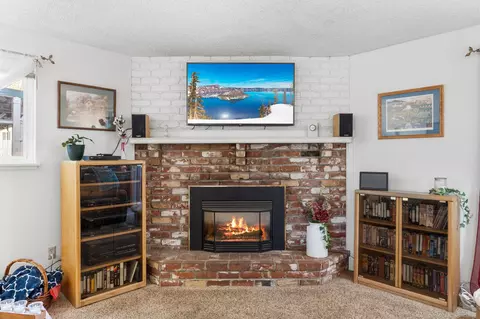 Living - 3630 Hilsinger Rd, Phoenix, OR 97535 photo 1 of 2