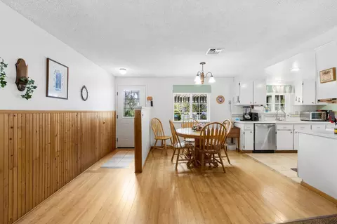 Dining - 3630 Hilsinger Rd, Phoenix, OR 97535 photo 1 of 3