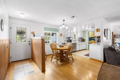 Dining - 3630 Hilsinger Rd, Phoenix, OR 97535 photo 2 of 3
