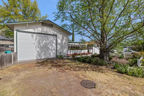 Exterior - 3630 Hilsinger Rd, Phoenix, OR 97535 photo 4 of 18