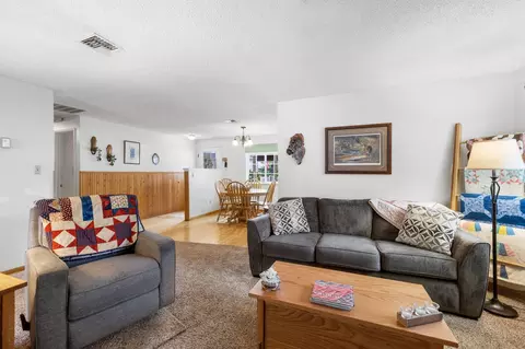 Living - 3630 Hilsinger Rd, Phoenix, OR 97535 photo 2 of 2