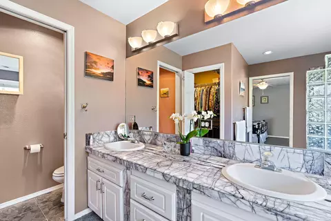 Bath - 21010 Wilderness Way, Bend, OR 97702 photo 4 of 5
