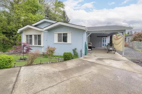 209 NW Creekside Dr, Grants Pass, OR 97526