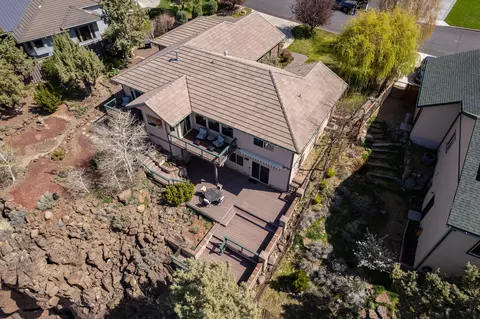 2213 NW Canyon Dr, Redmond, OR 97756