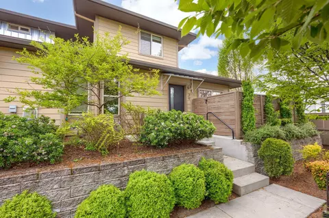 39 N Mountain Ave, Ashland, OR 97520