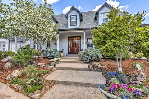 8 Falling Leaf Ln, Eagle Point, OR 97524