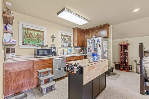 Kitchen - 8 Falling Leaf Ln, Eagle Point, OR 97524 photo 6 of 6