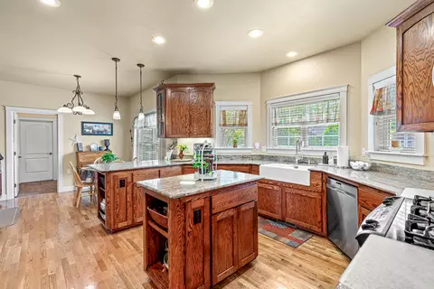 Kitchen - 8 Falling Leaf Ln, Eagle Point, OR 97524 photo 4 of 6